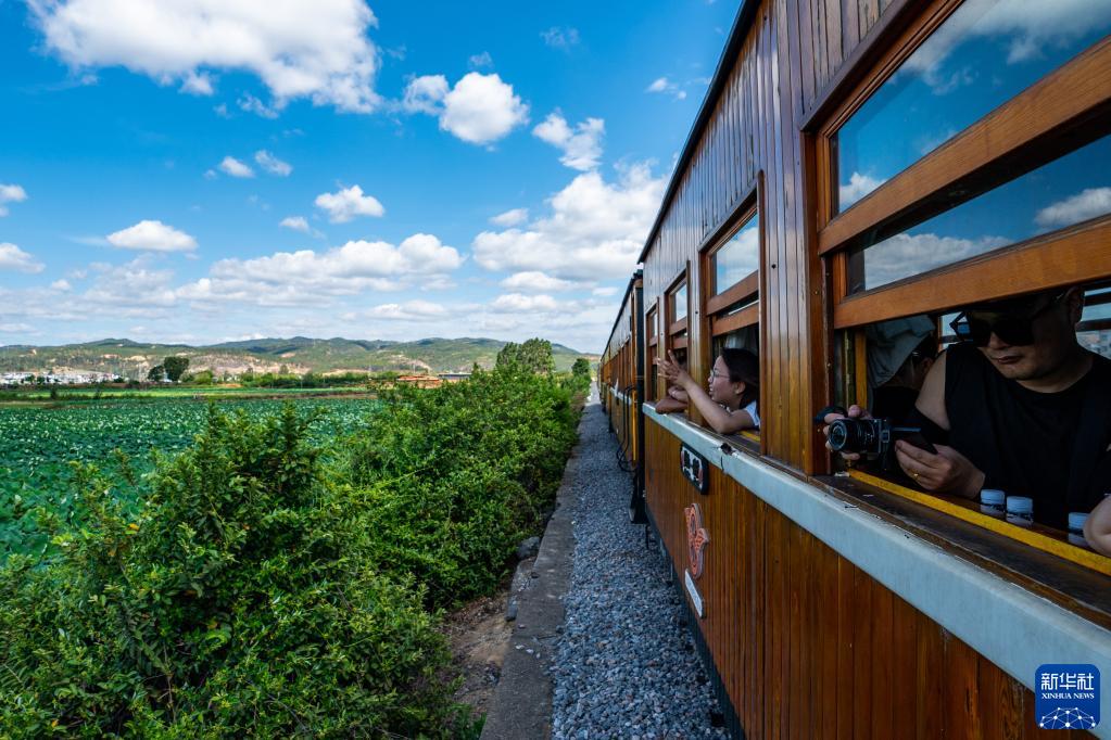 建水観光ミニ列車に乗る観光客（6月3日撮影・蘭紅光）。