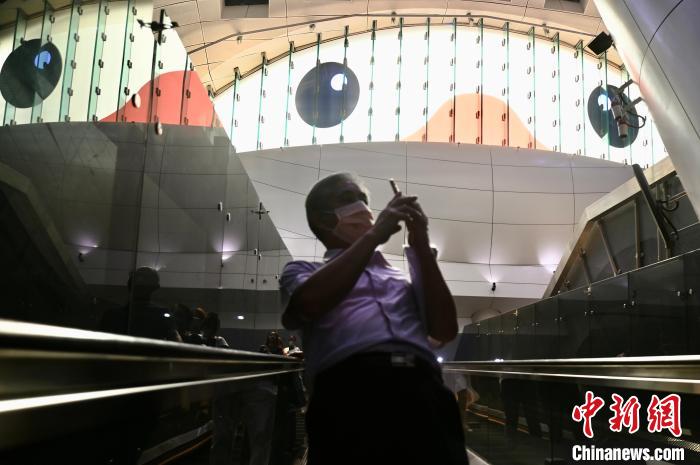 香港地下鉄MTRの24駅にラバー・ダック登場！