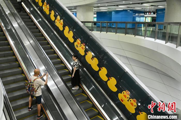 香港地下鉄MTRの24駅にラバー・ダック登場！