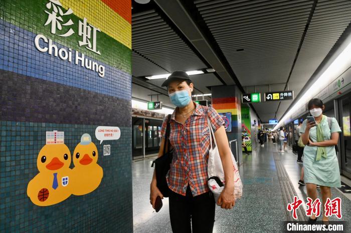 香港地下鉄MTRの24駅にラバー・ダック登場！
