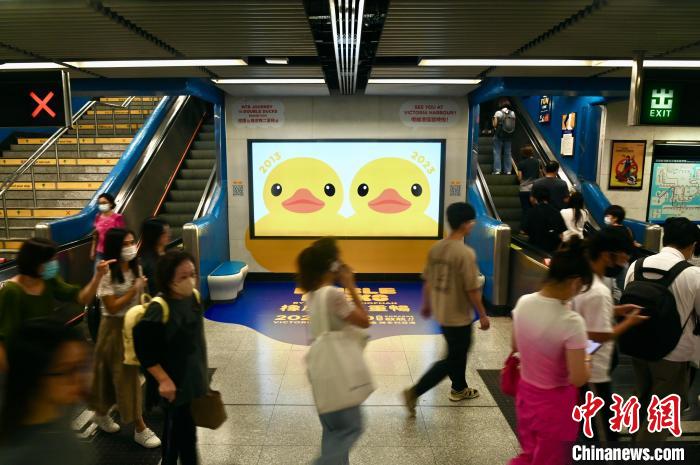 香港地下鉄MTRの24駅にラバー・ダック登場！