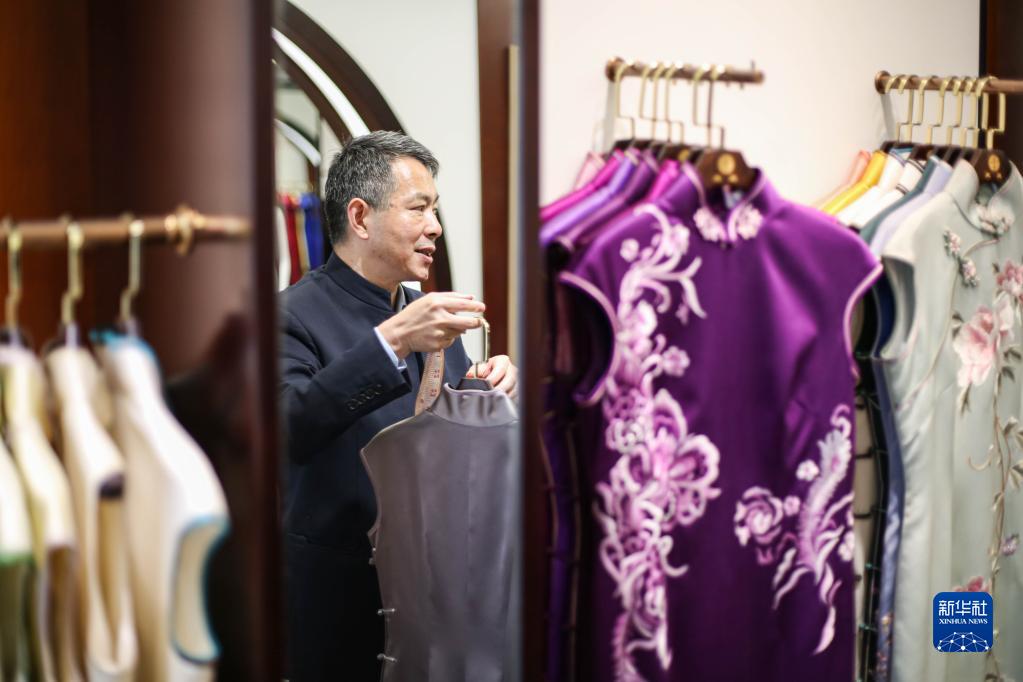チャイナドレス「龍鳳旗袍」の魅力を発信し続ける無形文化継承者　上海