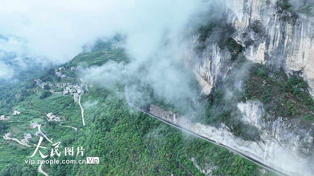 「富裕への道」へとつながる断崖絶壁の道　重慶市彭水