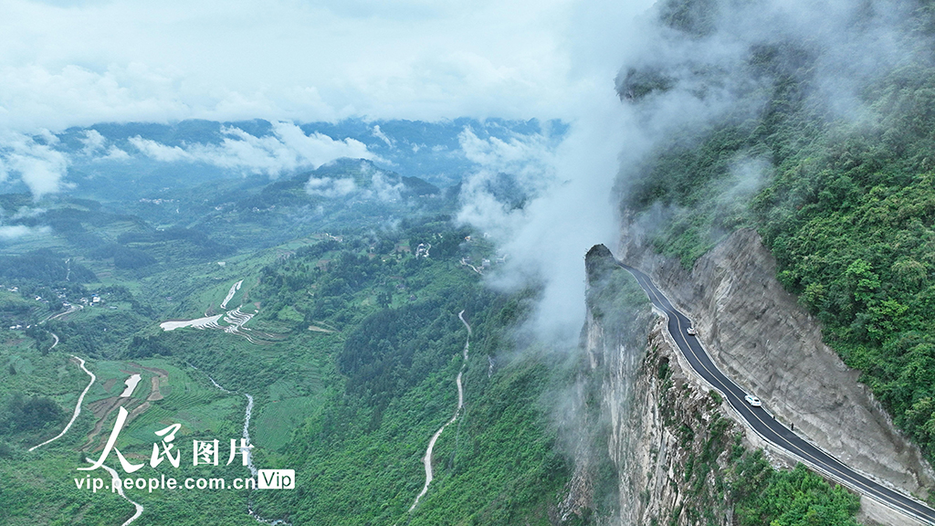 「富裕への道」へとつながる断崖絶壁の道　重慶市彭水