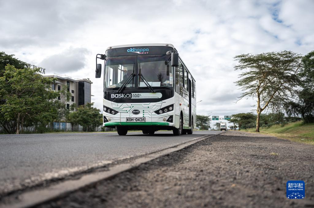 ケニアの首都ナイロビ市内を走行する電動バス（6月3日撮影・王冠森）