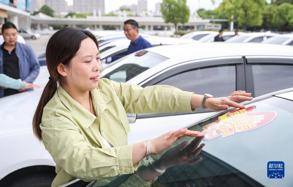 江蘇省淮安市で、「愛心送考」マークを車両に貼る配車サービスのドライバー（6月5日撮影・趙啓瑞）