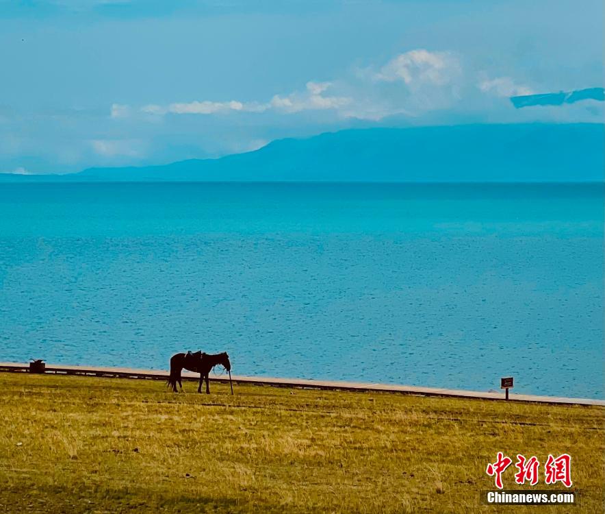 青く輝く美しい賽里木湖の夏景色　新疆