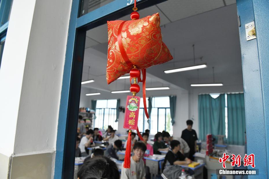 高校3年生の教室の入り口にかけられた粽形の縁起グッズ（撮影・楊華峰）。