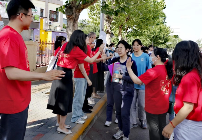 北京の試験会場で受験生にエール送る人々　「高考」が7日からスタート