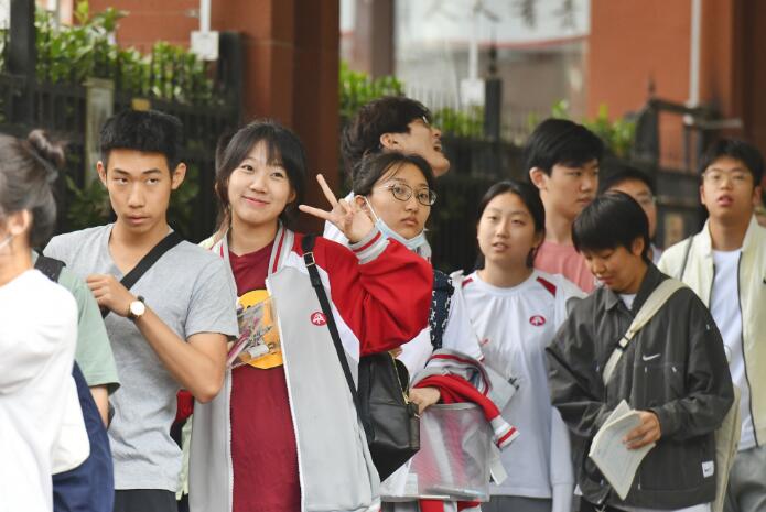 列に並び、自信の笑みを浮かべて北京市第五十中学（中高一貫校）の試験会場へ入っていく受験生。
