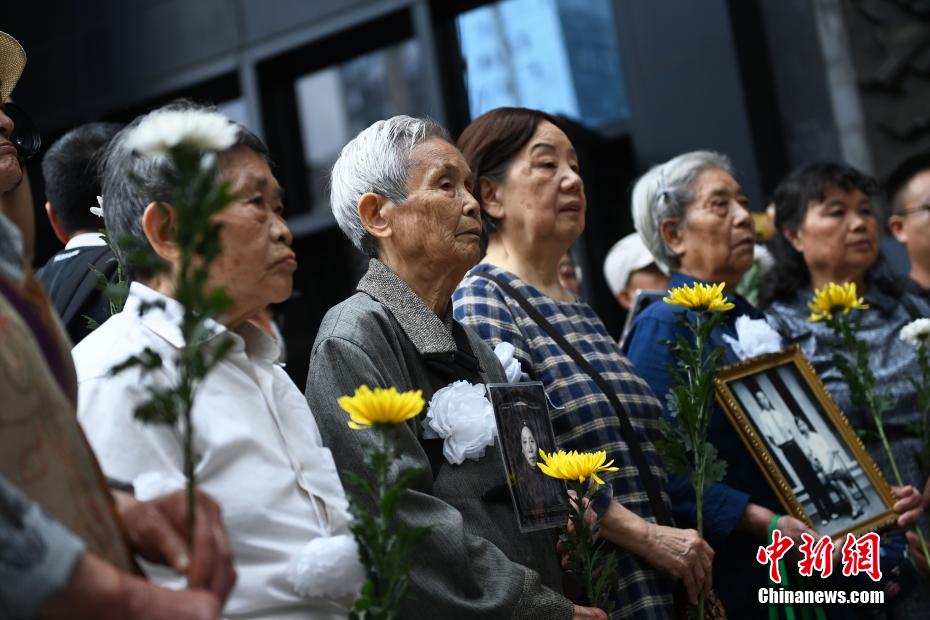 重慶市民、「六五大トンネル事件」遺跡で犠牲者を偲ぶ