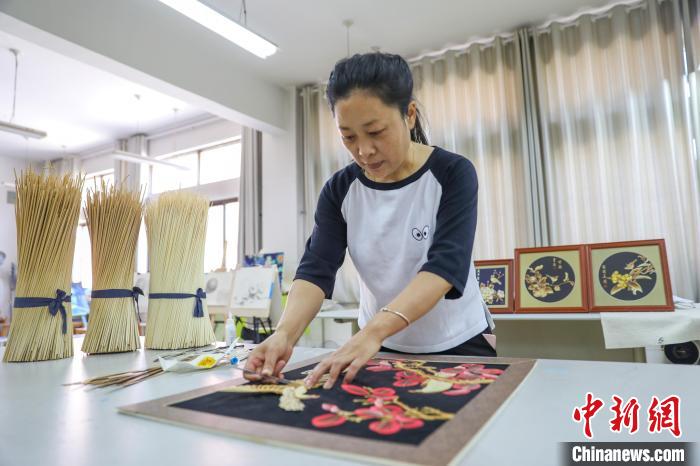 麦わらで作るユニークな工芸品　河南省清豊県