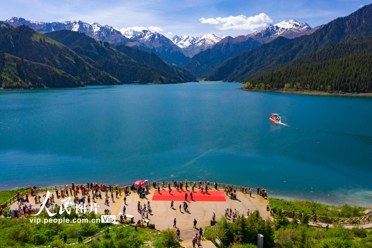 山と湖がコラボする美しい夏の景色広がる新疆