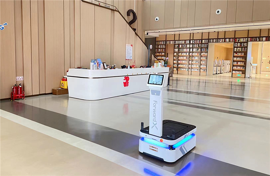 「スマート運搬ロボット」が中国・シンガポール友好図書館で稼働開始。画像提供は同図書館