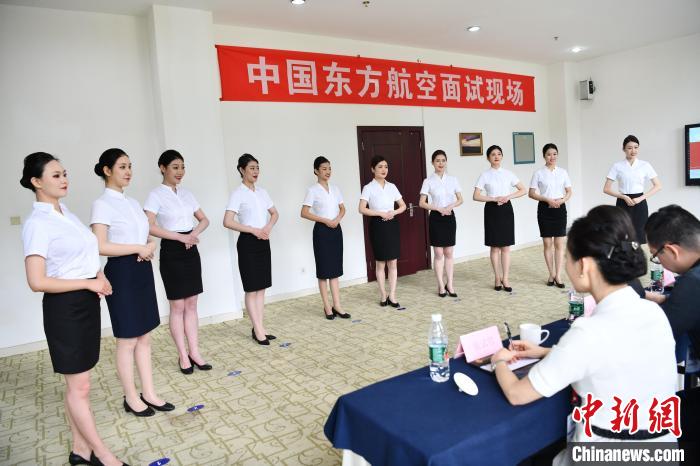 客室乗務員と機内セキュリティスタッフの募集に多数の応募者　四川省成都