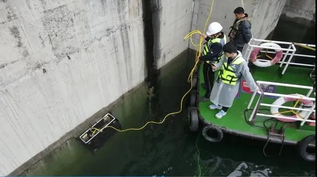 水中吸着型ロボットの現場テスト。