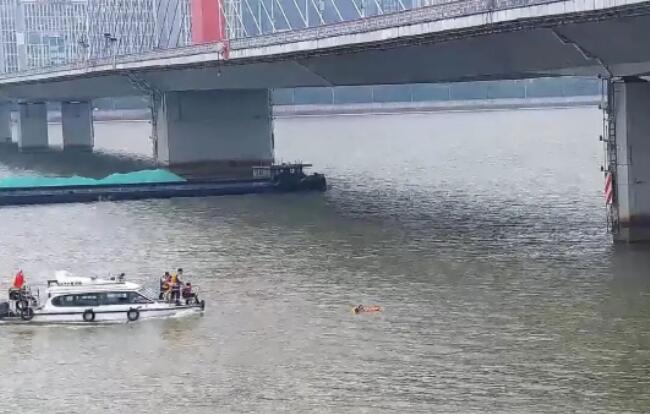 デリバリー配達員が高さ12メートルの橋の上から川に飛び込み女性を救助　浙江省杭州