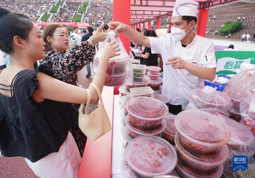 1万人規模の「ザリガニの宴」開催　江蘇省盱眙県