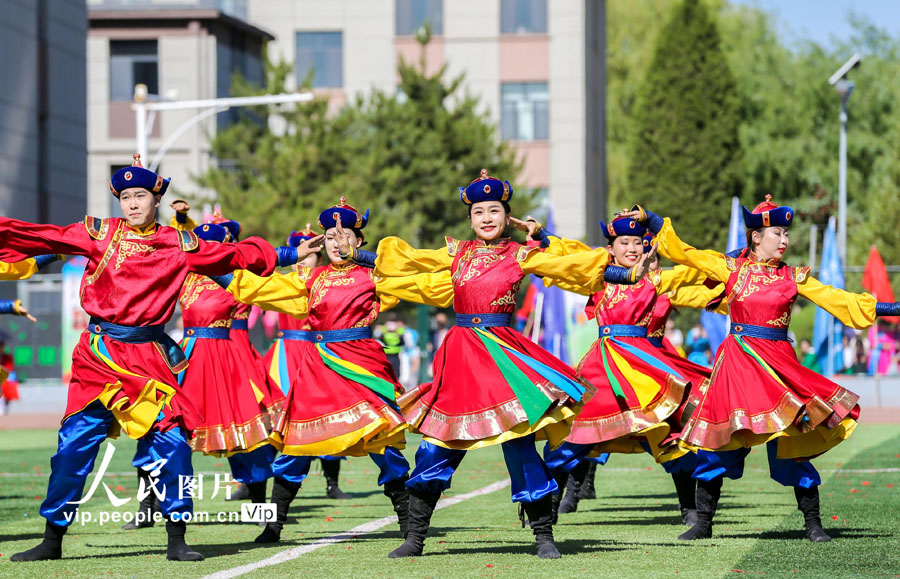 大学キャンパスで行われた民族の祭典「ナーダム」　内蒙古