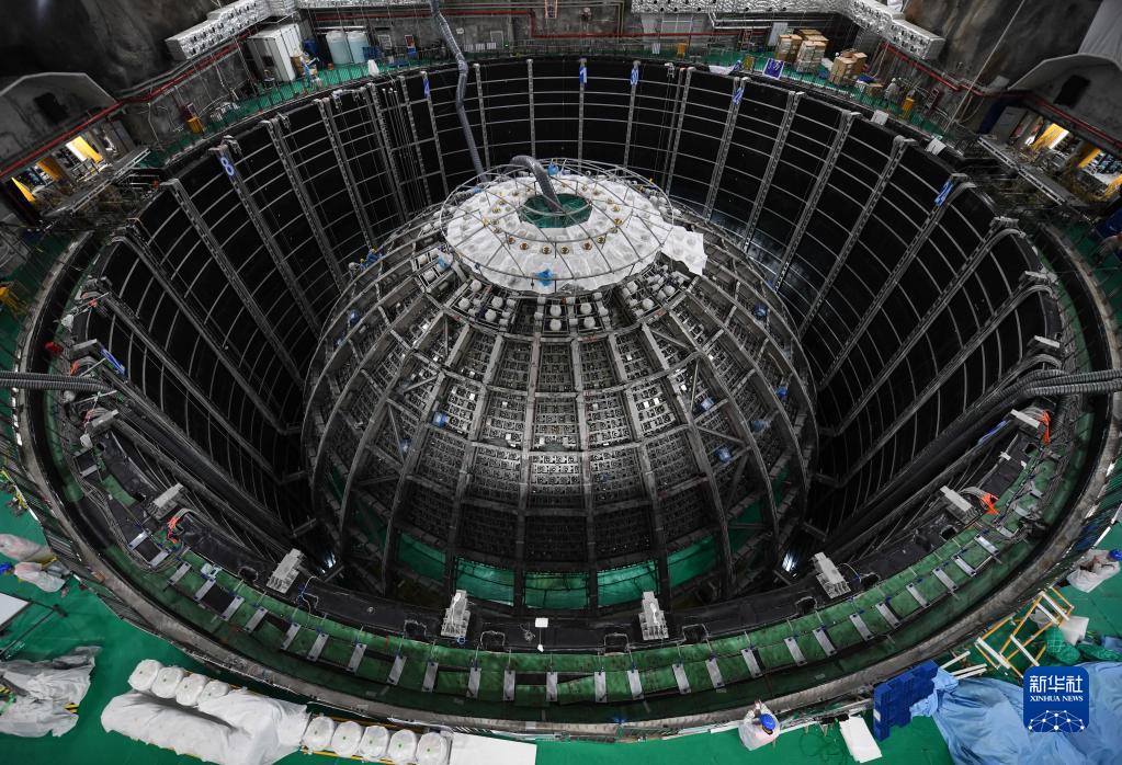地下700メートルにあるJUNO中心検出器の巨大な球状構造（6月15日撮影・鄭華）。