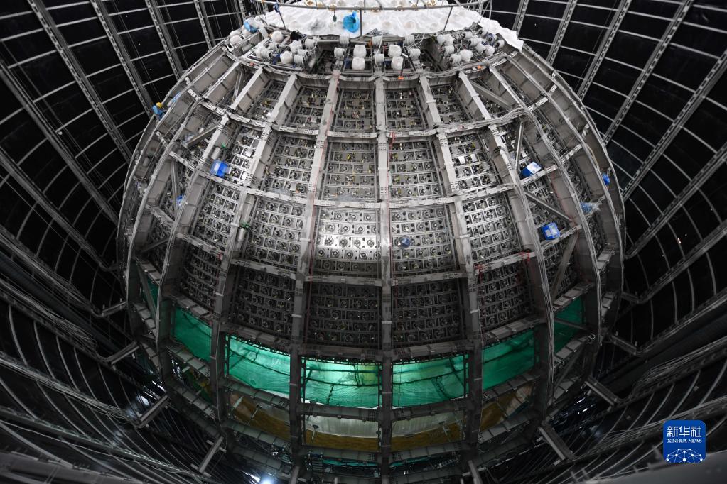 地下700メートルに設置された江門ニュートリノ実験中心検出器　広東省