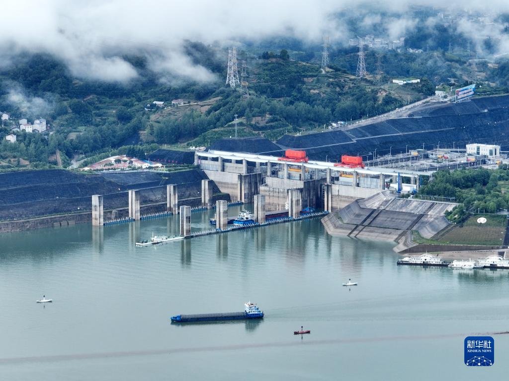 三峡ダム近くの湖北省宜昌市夷陵区太平渓鎮水域を航行する船舶（6月18日、ドローンによる撮影・王輝富）。