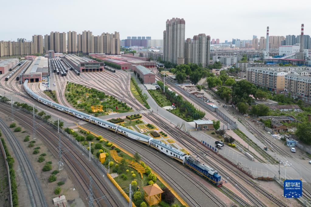 中国鉄路哈爾浜局集団有限公司三棵樹車両区間を試験走行する観光列車「林都号」（6月17日撮影・張涛）。