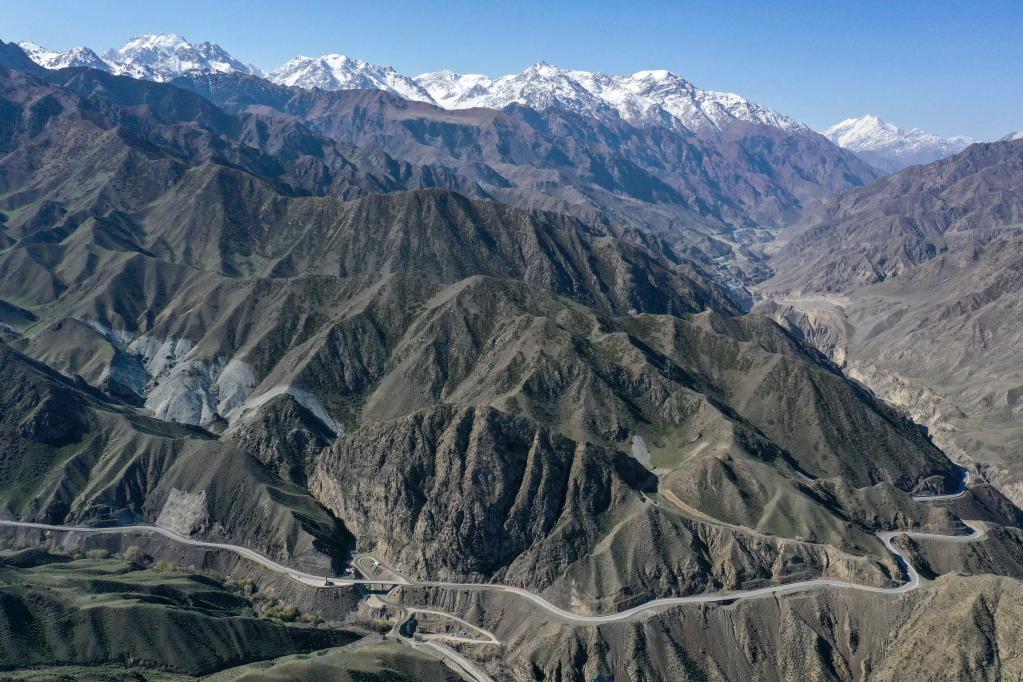 「1日で四季を観光」できる独庫公路の通行が再開　新疆