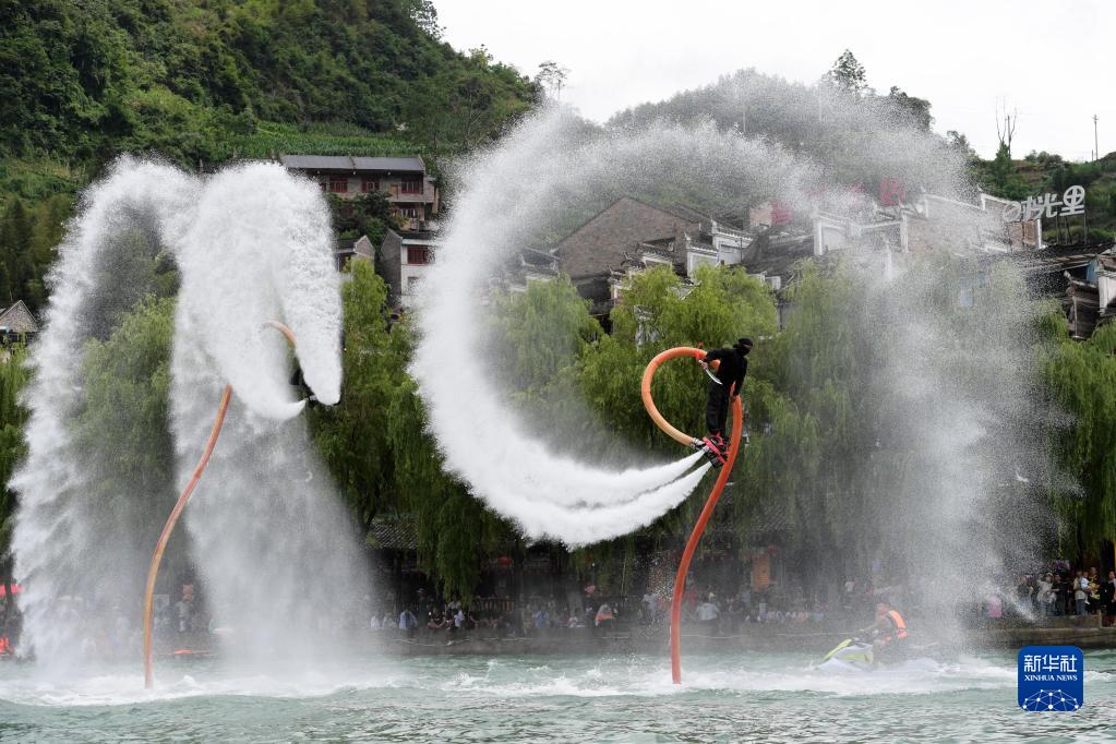 鎮遠古城にある㵲陽河で水上飛行パフォーマンスを披露するパフォーマーたち（6月17日撮影・楊楹）。