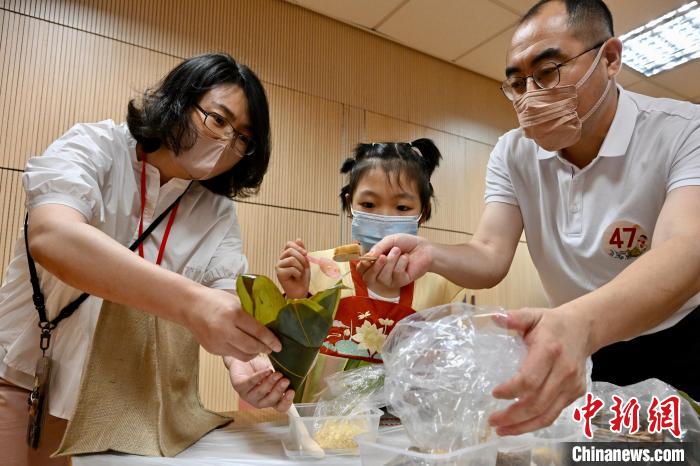 香港の子供たちと保護者がちまき作りなど端午節行事を体験