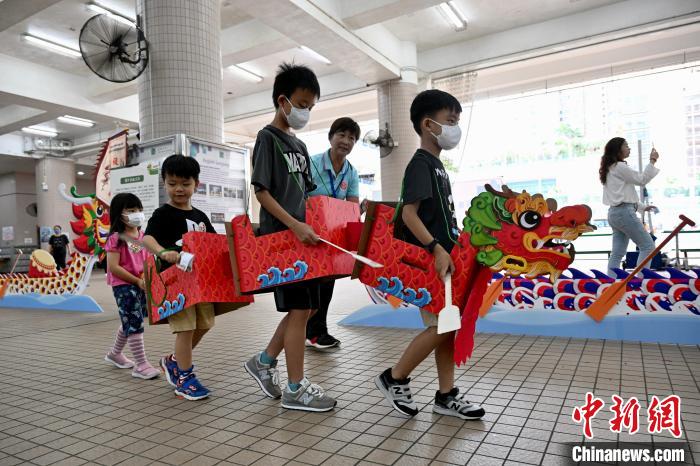 香港の子供たちと保護者がちまき作りなど端午節行事を体験