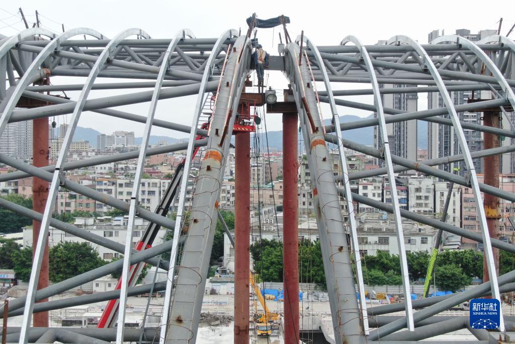 広州白雲鉄道駅工事、駅舎の最上部が完成　広東省