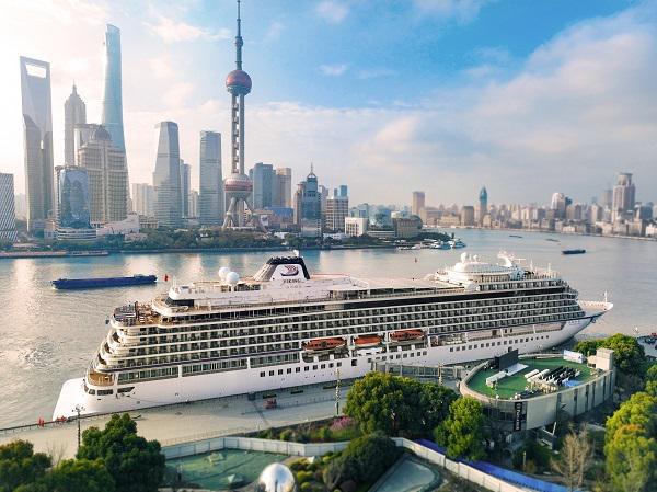 北外灘(バンド)にある上海港フェリーターミナルに停泊するクルーズ客船「招商伊敦号」 画像は取材対応者が提供