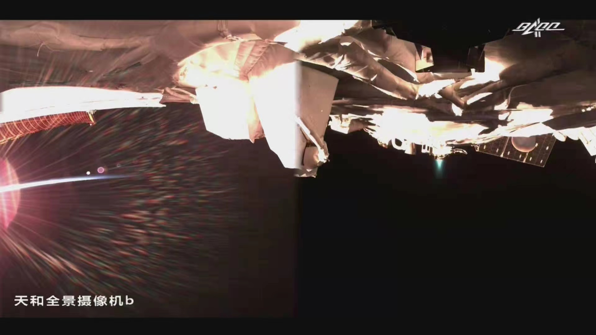 宇宙ステーション電気推進システムの点火した状態（「天和」コアモジュール船外パノラマカメラによる撮影）。