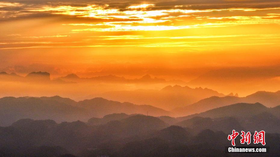 渓谷を「ドレスアップ」する美しい夕焼け　湖北省宜昌
