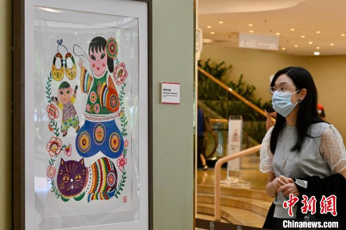「愛」をテーマに香港復帰26周年を祝う切り絵アート展　香港特区
