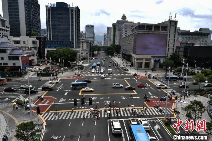 福州東街口で完成した「フライトチェス」ボードのような横断歩道（6月24日撮影・張斌）。