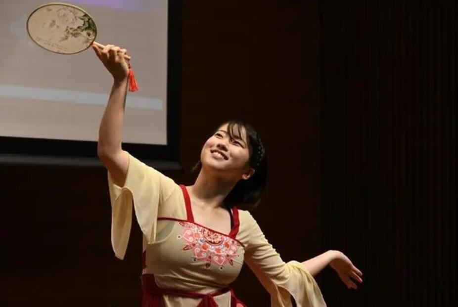 6月24日、第22回「漢語橋」世界大学生中国語コンテスト日本予選決勝で中国民族舞踏を披露する出場者（撮影・岳晨星）。