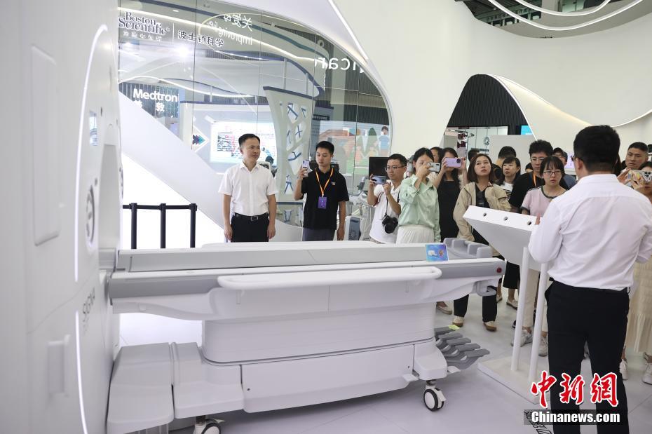 博鰲楽城永不落幕国際創新薬械展で、報道関係者の注目を集めたGEヘルスケアの7.0T MRIシステム（6月26日撮影・蒋啓明）。