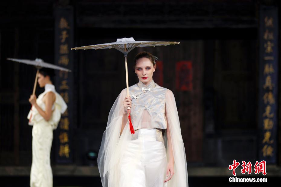 安徽省黄山市徽州区で開催された「2024年国際ファッショントレンド発表会」のファッションショーでランウェイを歩くモデル（撮影・施亜磊）。