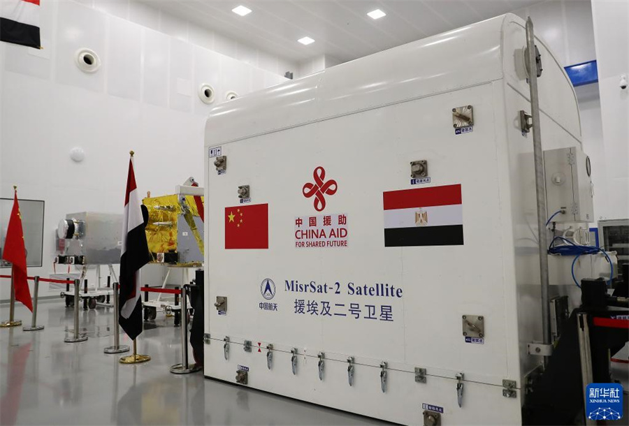 中国政府が援助する「エジプト2号」衛星のプロトタイプモデルが引き渡し