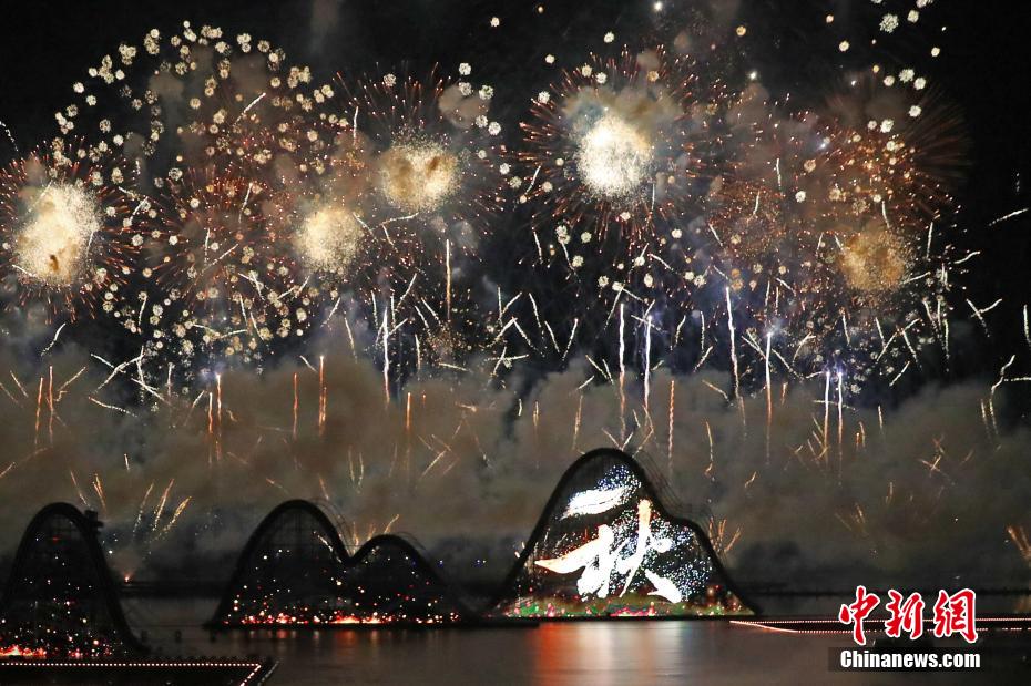 夜空を色鮮やかに染める約8万発の花火　江西省