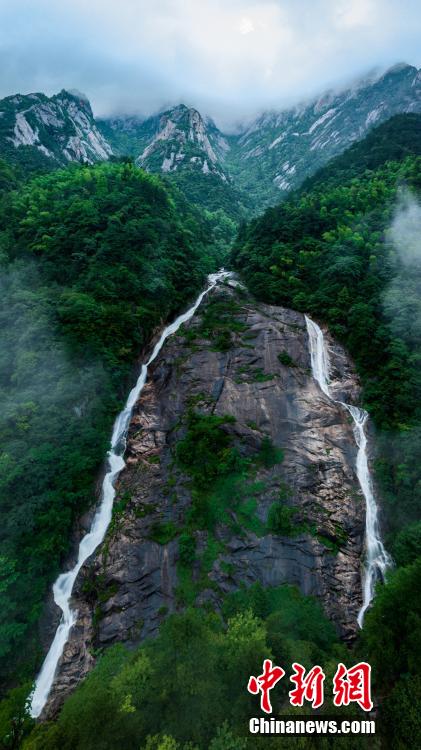 雨上がりの黄山に雲海や薄明光線、滝が現る　安徽省