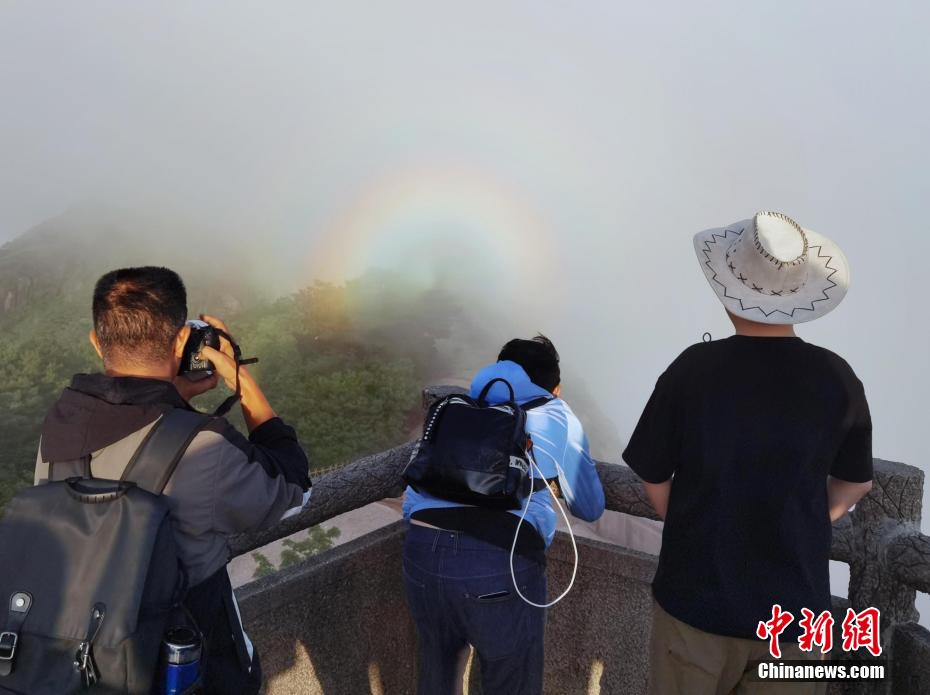 雨上がりの黄山に雲海や薄明光線、滝が現る　安徽省