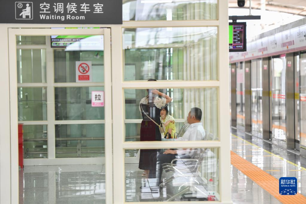 開業した長株潭都市間鉄道西環線第一期プロジェクトの双湖駅にあるエアコン付きの待合室で電車の到着を待つ乗客（6月28日撮影・陳澤国）。