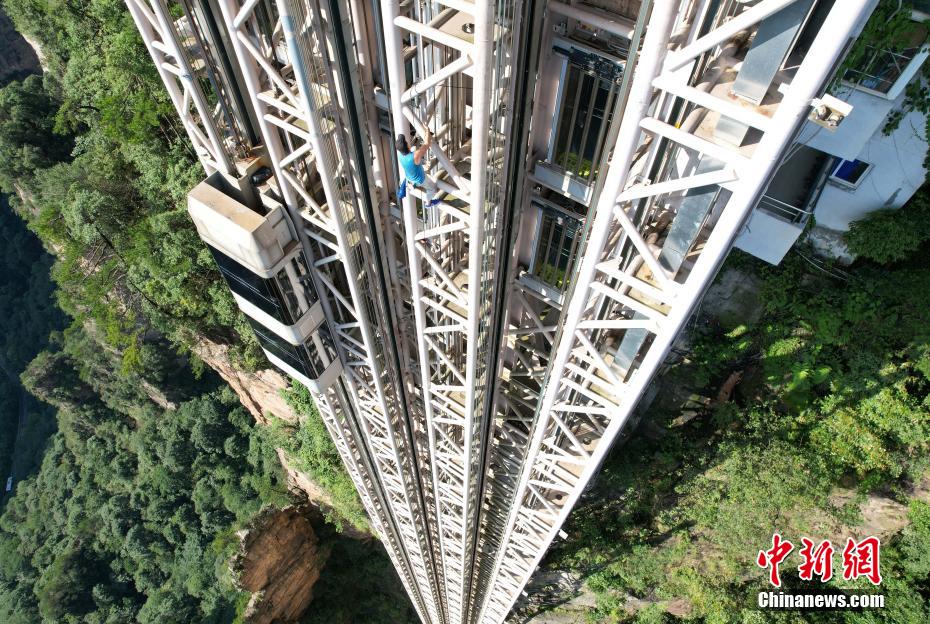フランス人ロッククライマーが張家界百竜エレベーターを素手で登攀　湖南省