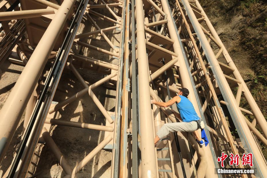 フランス人ロッククライマーが張家界百竜エレベーターを素手で登攀　湖南省