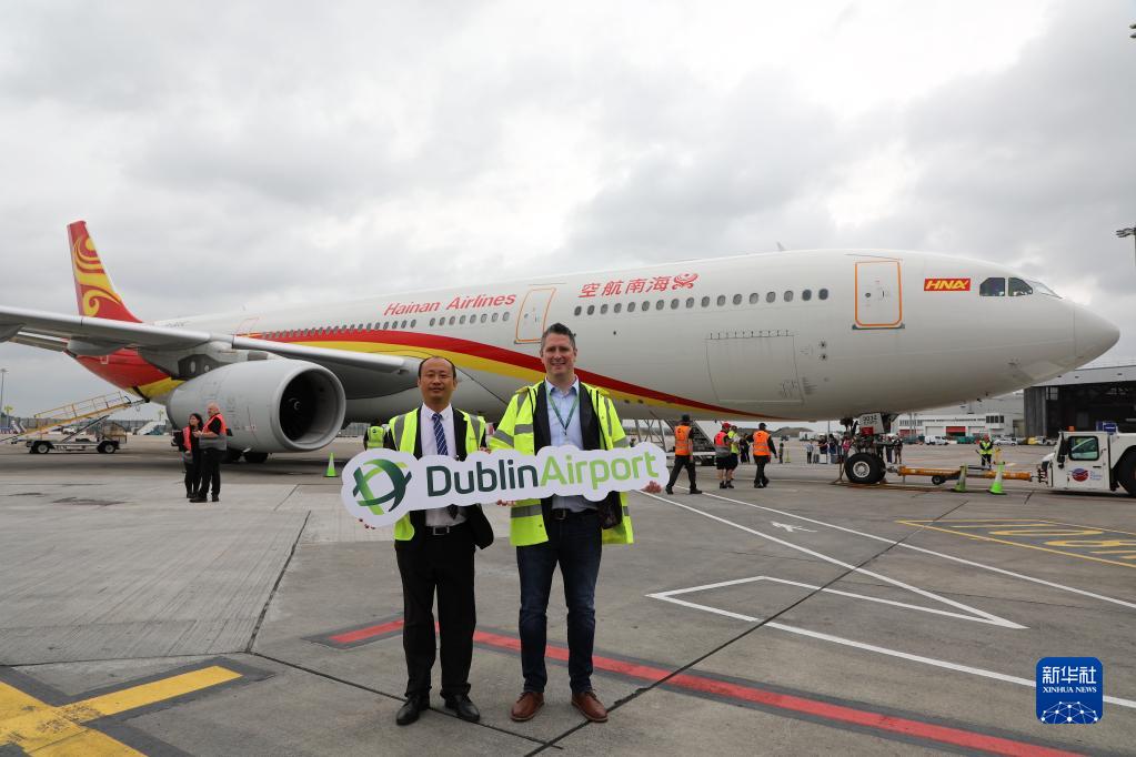 アイルランドの首都ダブリンで、海南航空が運航する旅客機の前で記念撮影するダブリン空港の空港業務を担当するEoin McLaughlin副総裁と中国海南航空の関係者（6月27日撮影・劉暁明）。
