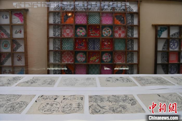 農家の木の窓枠に「花開く」切り絵展　甘粛省定西