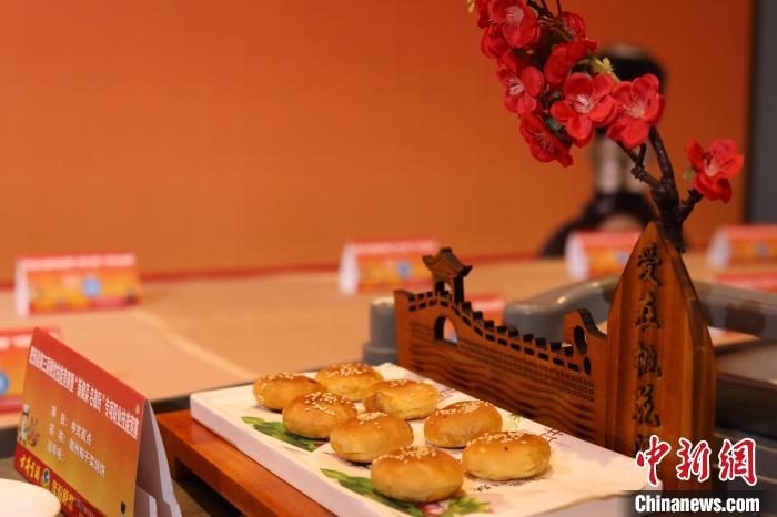 徽菜コンテスト会場に展示された料理人が作った安徽風の梅干菜入り焼餅（撮影・陳家楽）。